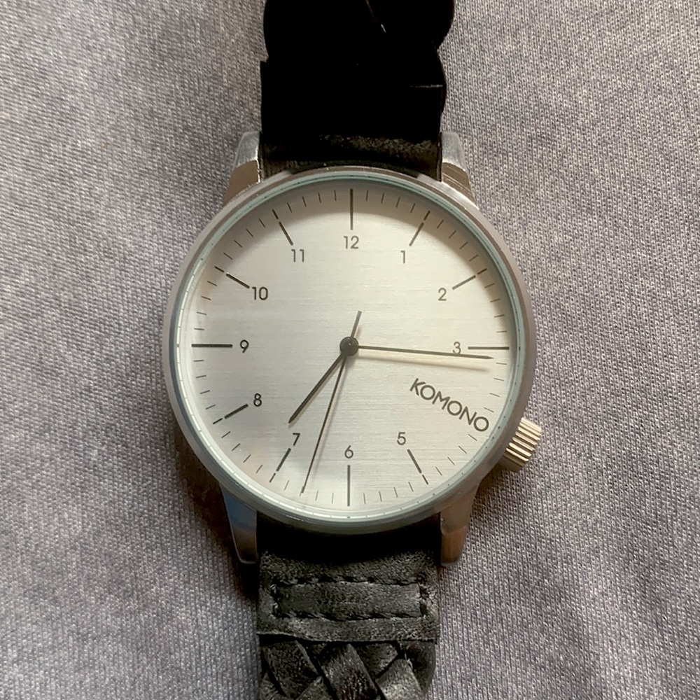 Low profile dress watch